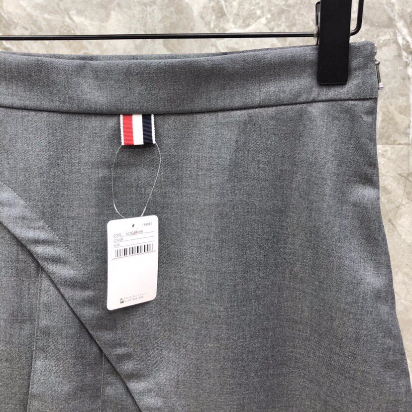 THOM BROWNE 汤姆布朗 TB 女款🌺不规则拼接半裙 \n码数：0-3 颜色：灰色、藏青色\n（