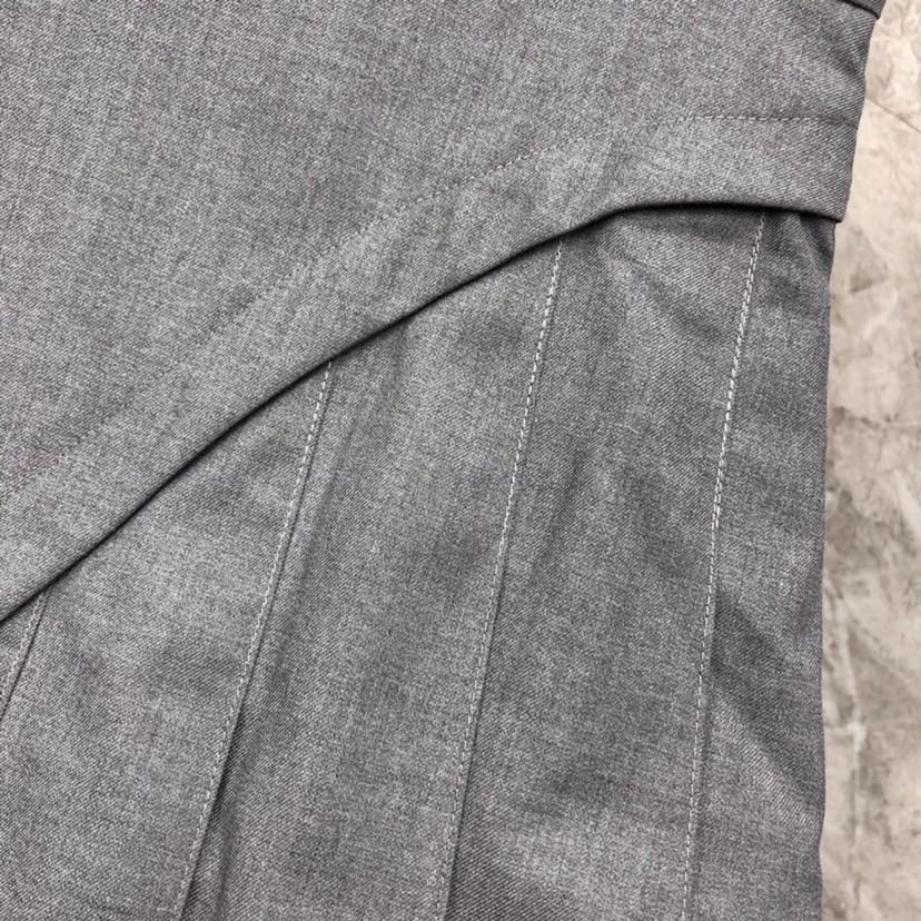THOM BROWNE 汤姆布朗 TB 女款🌺不规则拼接半裙 \n码数：0-3 颜色：灰色、藏青色\n（
