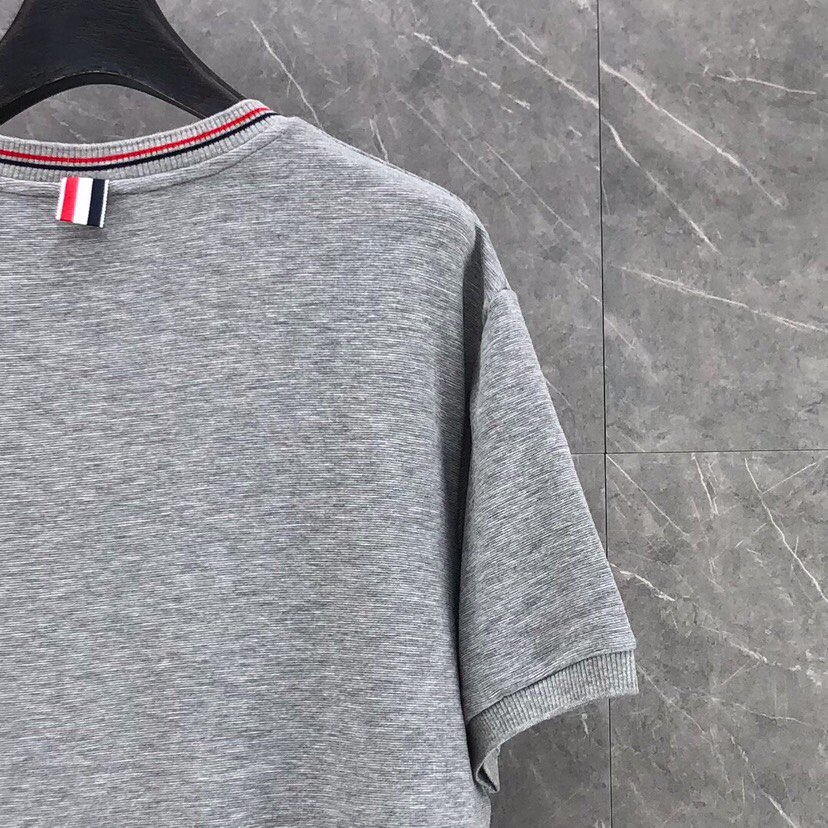 THOM BROWNE 汤姆布朗 TB 罗纹间色水波纹短袖圆领T恤，男女同款情侣款\n码数：1-4 颜色