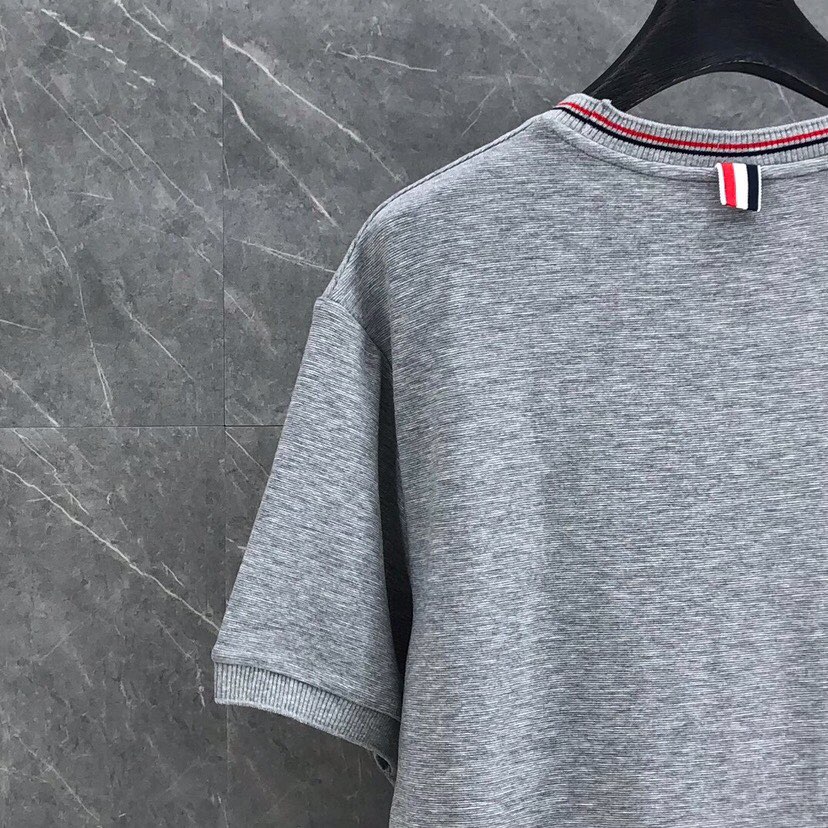 THOM BROWNE 汤姆布朗 TB 罗纹间色水波纹短袖圆领T恤，男女同款情侣款\n码数：1-4 颜色