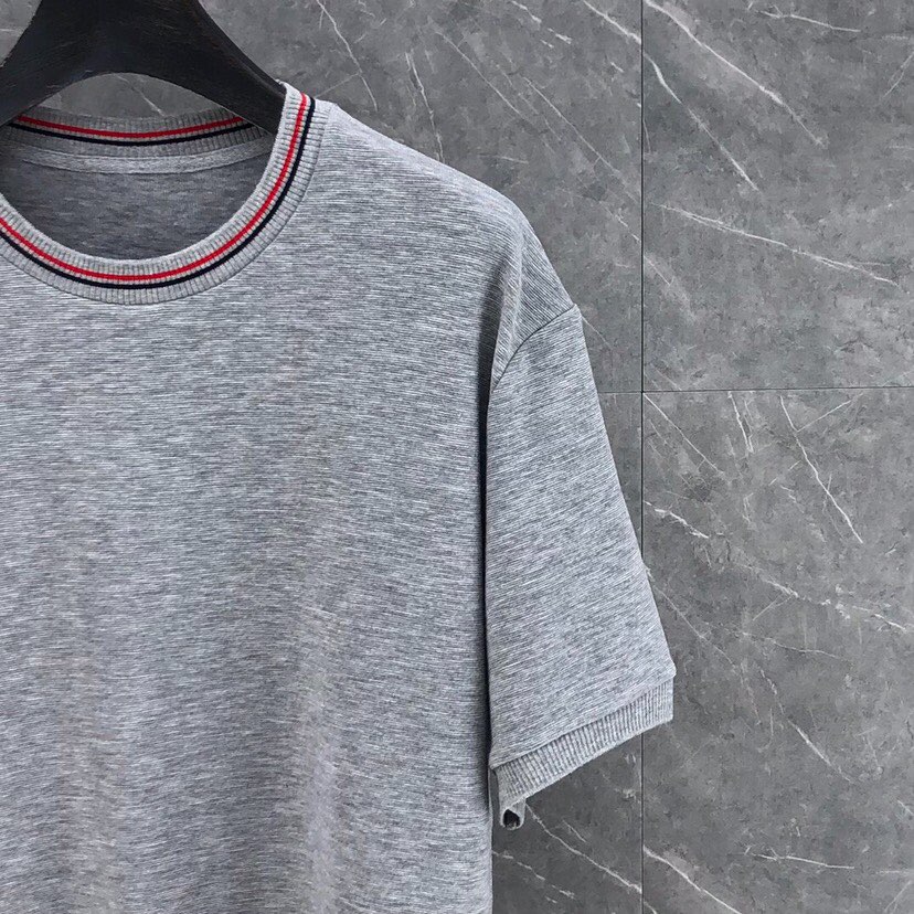 THOM BROWNE 汤姆布朗 TB 罗纹间色水波纹短袖圆领T恤，男女同款情侣款\n码数：1-4 颜色