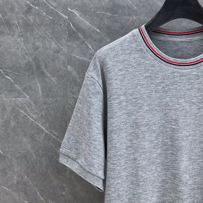 THOM BROWNE 汤姆布朗 TB 罗纹间色水波纹短袖圆领T恤，男女同款情侣款\n码数：1-4 颜色