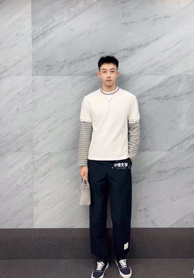 THOM BROWNE 汤姆布朗 TB 罗纹间色水波纹短袖圆领T恤，男女同款情侣款\n码数：1-4 颜色