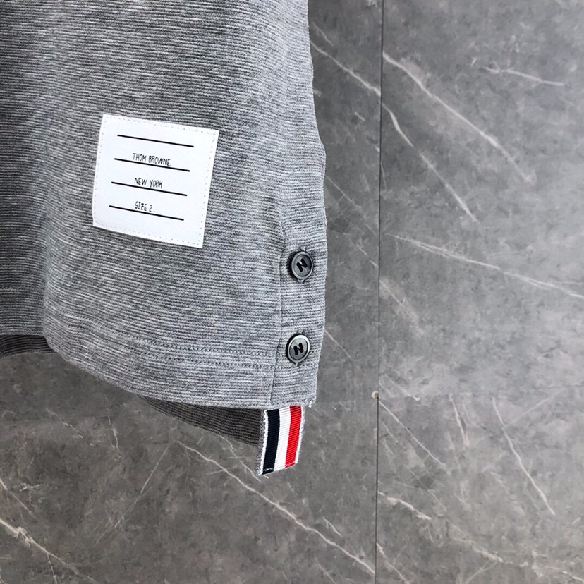THOM BROWNE 汤姆布朗 TB罗纹间色水波纹翻领POLO短袖，男女同款情侣款短袖翻领T恤Polo