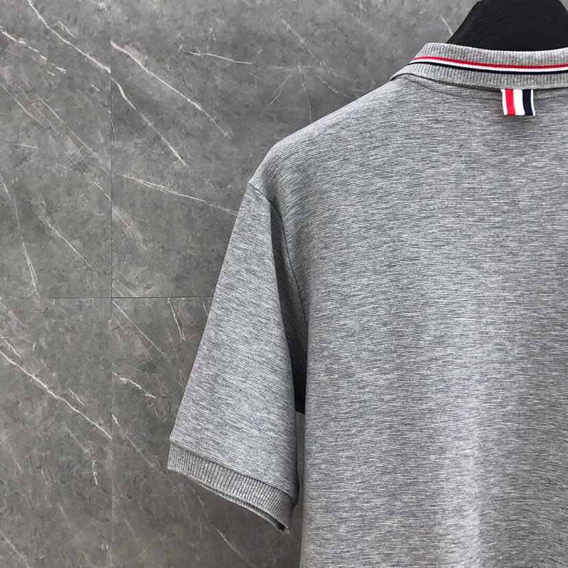 THOM BROWNE 汤姆布朗 TB罗纹间色水波纹翻领POLO短袖，男女同款情侣款短袖翻领T恤Polo