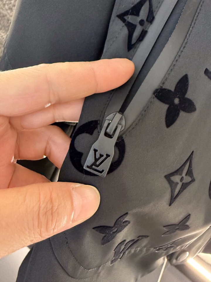 Louis Vuitton 路易威登2025ss 秋冬新品男款提花连帽夹克，高奢内敛低调，轻松驾驭不挑人