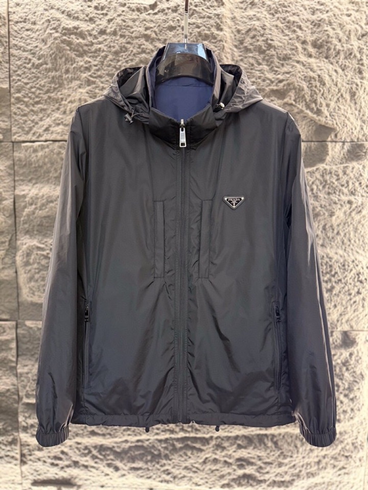 Prada 普拉达2025ss 秋冬新品男士可双面穿再生尼龙夹克，高奢内敛低调，轻松驾驭不挑人 裁剪精细