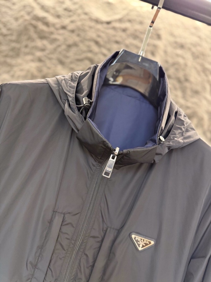 Prada 普拉达2025ss 秋冬新品男士可双面穿再生尼龙夹克，高奢内敛低调，轻松驾驭不挑人 裁剪精细