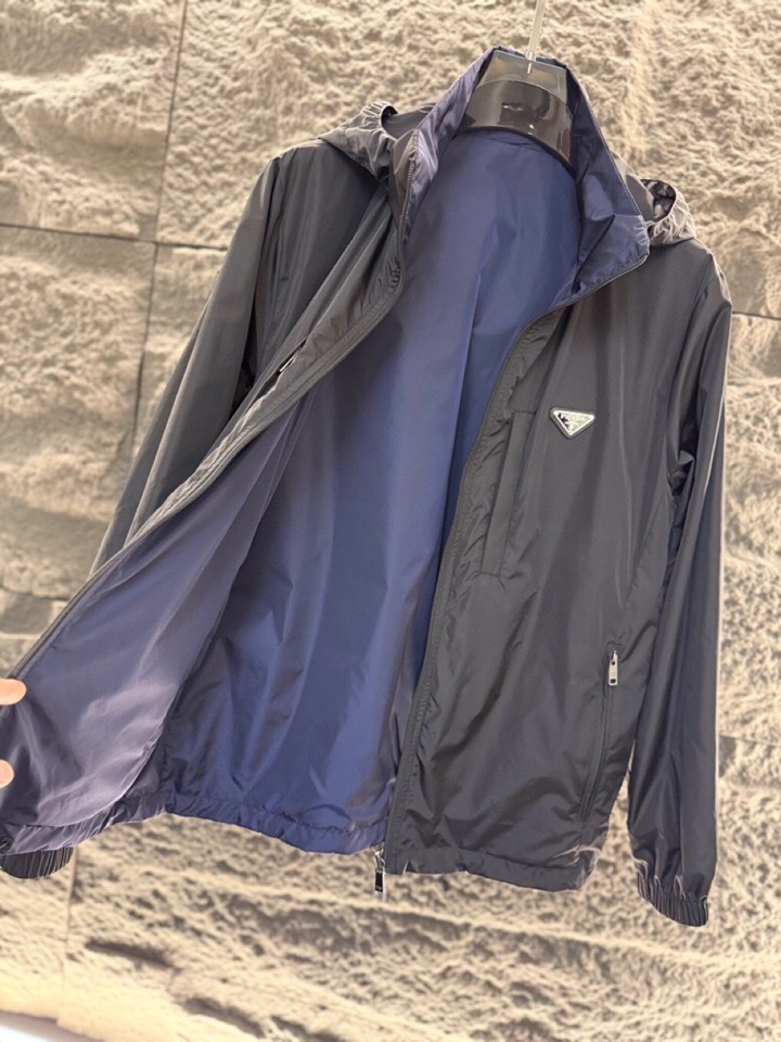 Prada 普拉达2025ss 秋冬新品男士可双面穿再生尼龙夹克，高奢内敛低调，轻松驾驭不挑人 裁剪精细
