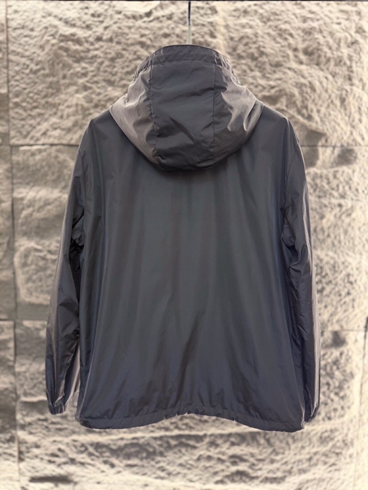 Prada 普拉达2025ss 秋冬新品男士可双面穿再生尼龙夹克，高奢内敛低调，轻松驾驭不挑人 裁剪精细