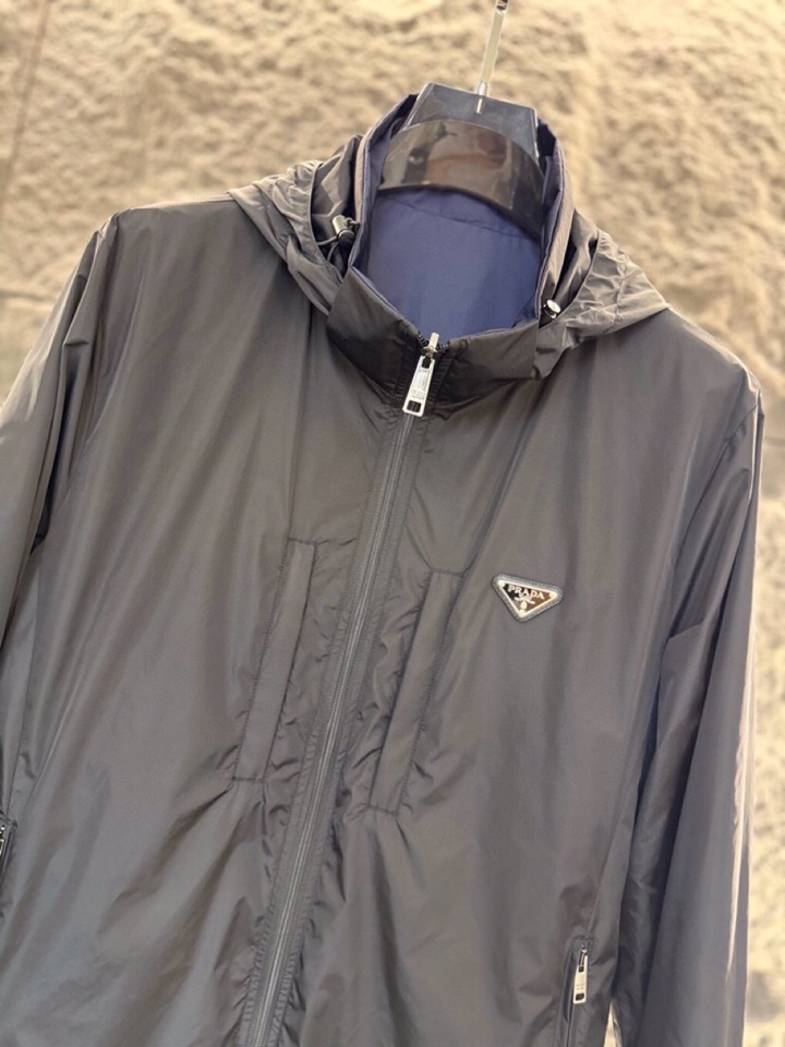 Prada 普拉达2025ss 秋冬新品男士可双面穿再生尼龙夹克，高奢内敛低调，轻松驾驭不挑人 裁剪精细