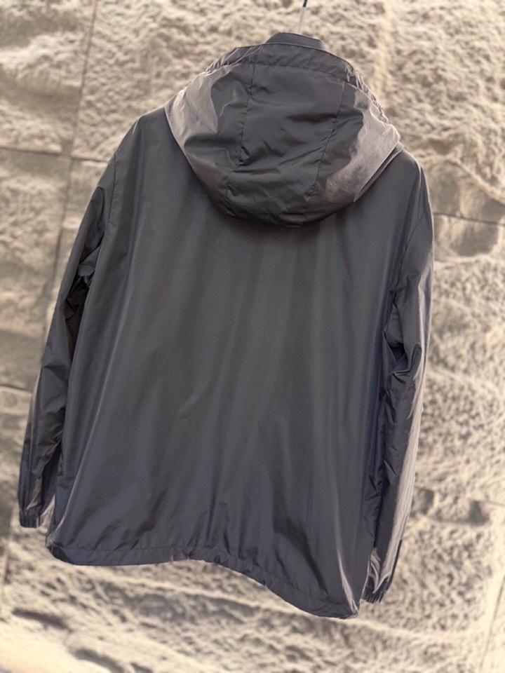 Prada 普拉达2025ss 秋冬新品男士可双面穿再生尼龙夹克，高奢内敛低调，轻松驾驭不挑人 裁剪精细