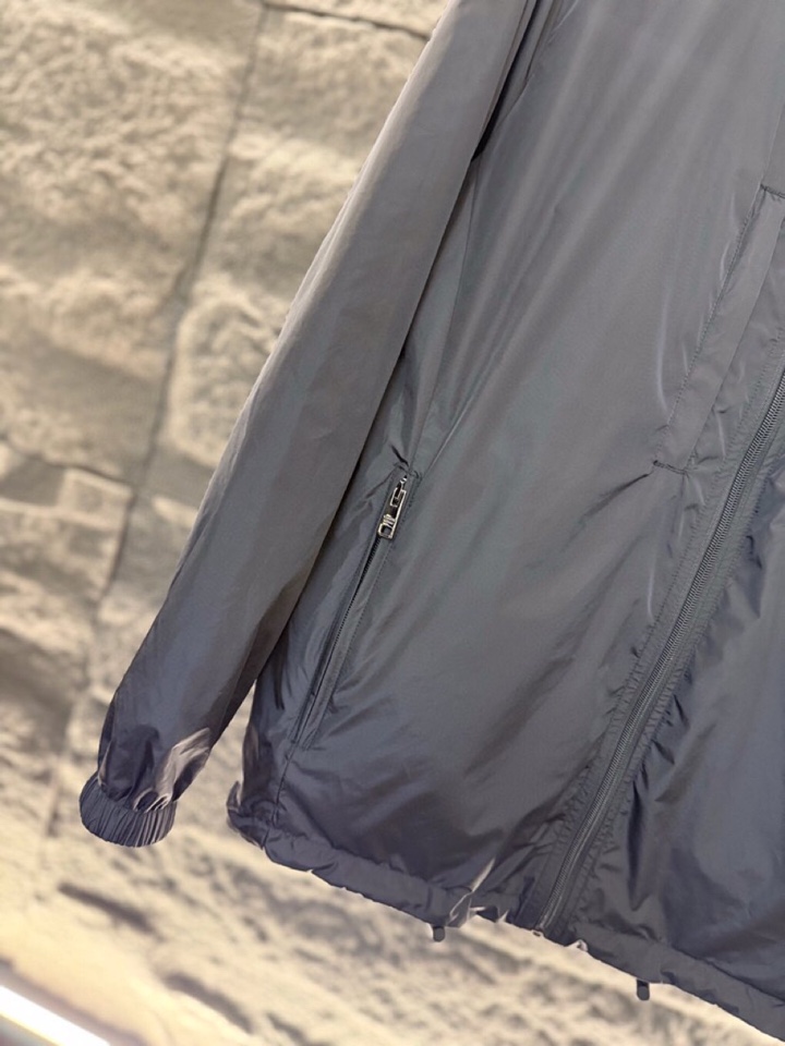 Prada 普拉达2025ss 秋冬新品男士可双面穿再生尼龙夹克，高奢内敛低调，轻松驾驭不挑人 裁剪精细