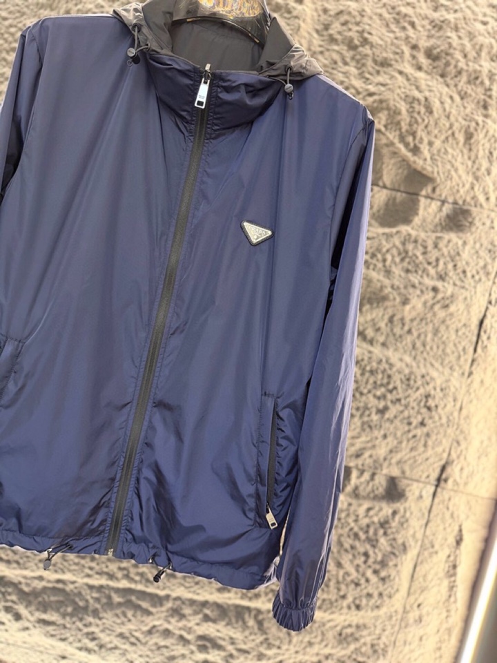 Prada 普拉达2025ss 秋冬新品男士可双面穿再生尼龙夹克，高奢内敛低调，轻松驾驭不挑人 裁剪精细