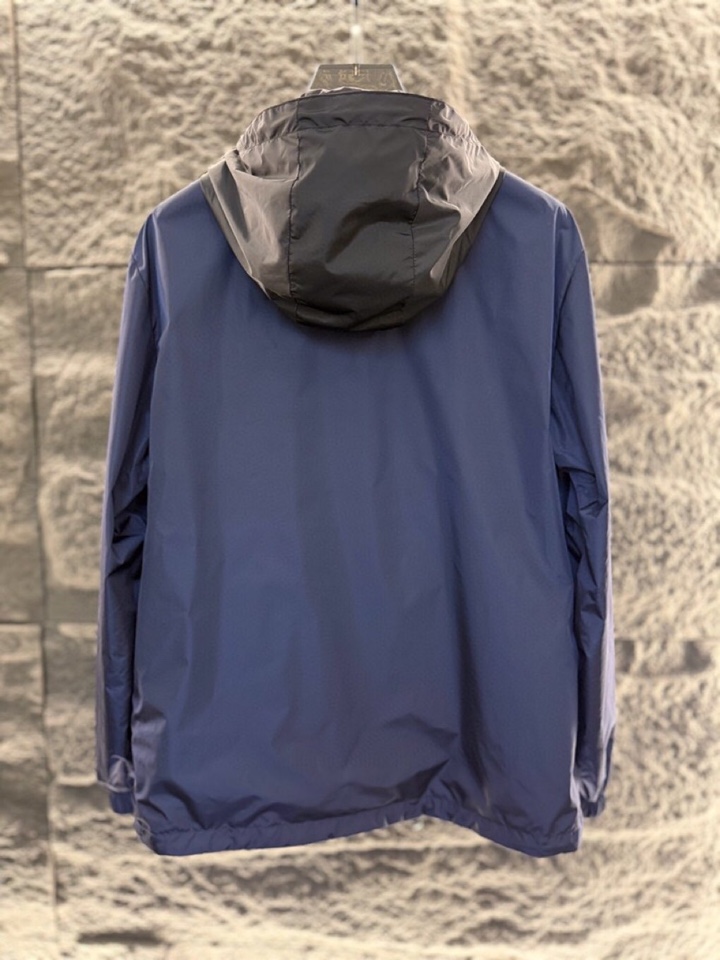 Prada 普拉达2025ss 秋冬新品男士可双面穿再生尼龙夹克，高奢内敛低调，轻松驾驭不挑人 裁剪精细