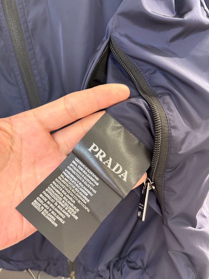 Prada 普拉达2025ss 秋冬新品男士可双面穿再生尼龙夹克，高奢内敛低调，轻松驾驭不挑人 裁剪精细
