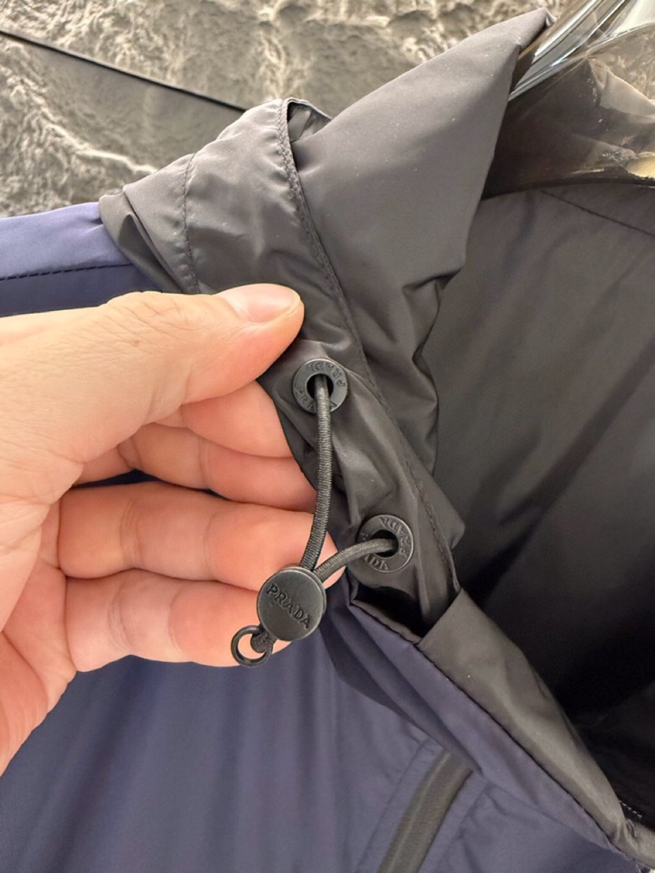 Prada 普拉达2025ss 秋冬新品男士可双面穿再生尼龙夹克，高奢内敛低调，轻松驾驭不挑人 裁剪精细