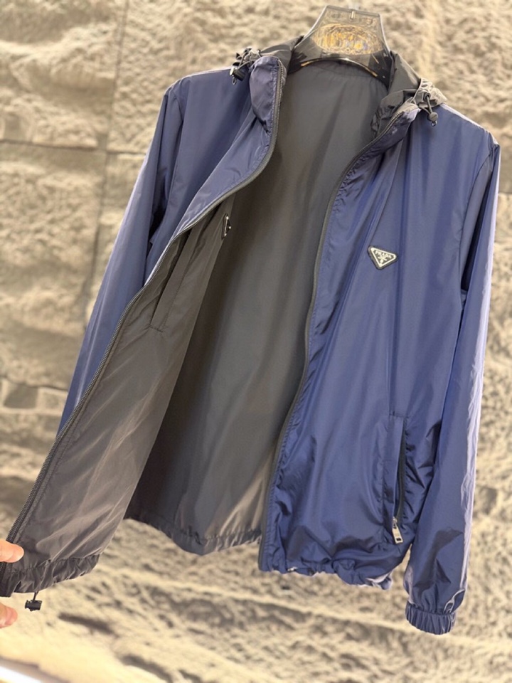 Prada 普拉达2025ss 秋冬新品男士可双面穿再生尼龙夹克，高奢内敛低调，轻松驾驭不挑人 裁剪精细