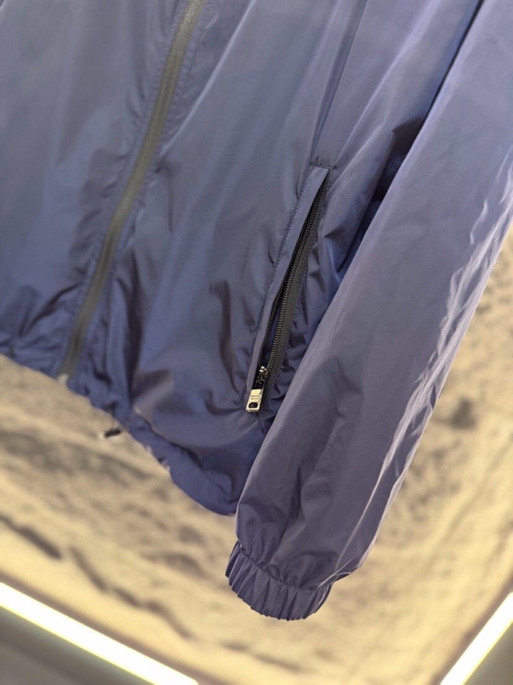 Prada 普拉达2025ss 秋冬新品男士可双面穿再生尼龙夹克，高奢内敛低调，轻松驾驭不挑人 裁剪精细