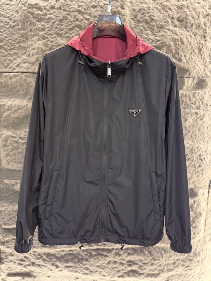 Prada 普拉达2025ss 秋冬新品男士可双面穿再生尼龙夹克，高奢内敛低调，轻松驾驭不挑人 裁剪精细