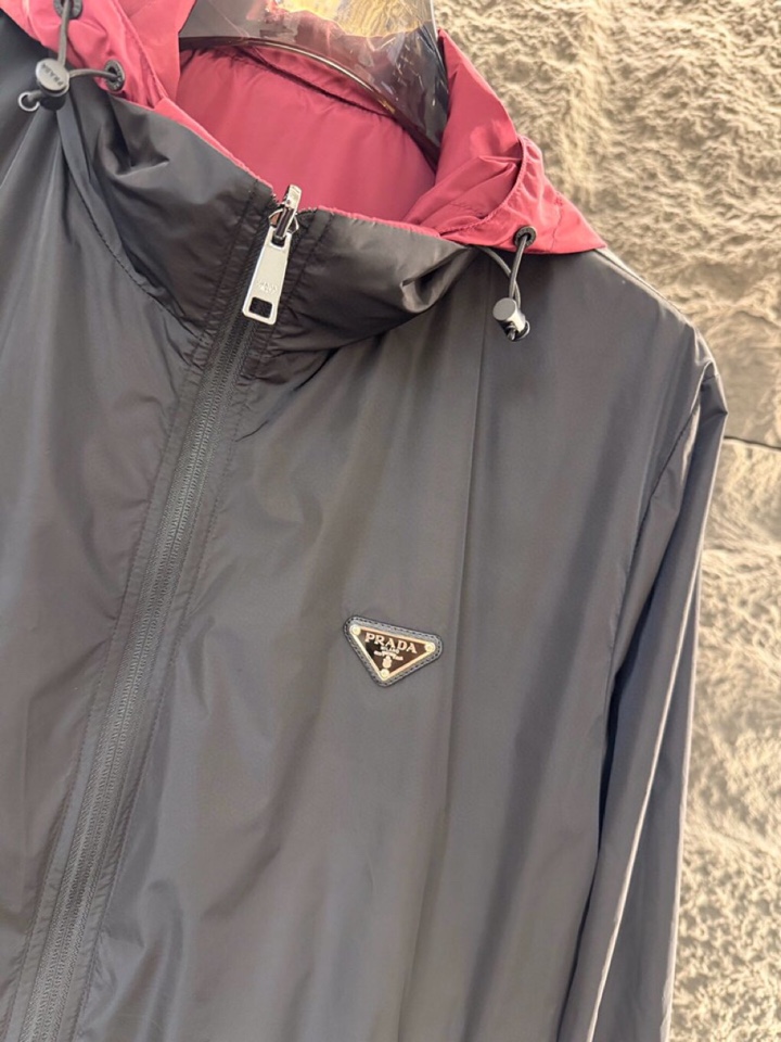 Prada 普拉达2025ss 秋冬新品男士可双面穿再生尼龙夹克，高奢内敛低调，轻松驾驭不挑人 裁剪精细