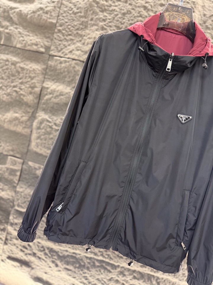 Prada 普拉达2025ss 秋冬新品男士可双面穿再生尼龙夹克，高奢内敛低调，轻松驾驭不挑人 裁剪精细
