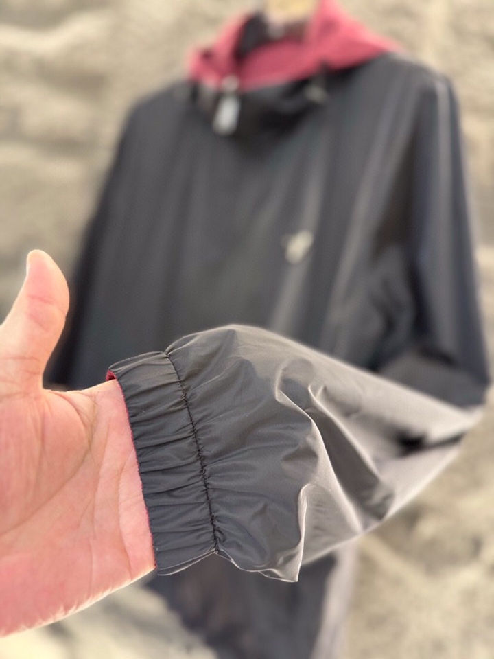 Prada 普拉达2025ss 秋冬新品男士可双面穿再生尼龙夹克，高奢内敛低调，轻松驾驭不挑人 裁剪精细