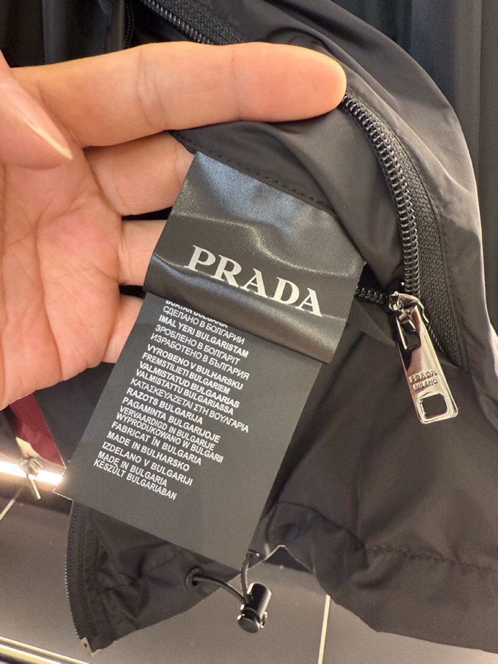 Prada 普拉达2025ss 秋冬新品男士可双面穿再生尼龙夹克，高奢内敛低调，轻松驾驭不挑人 裁剪精细
