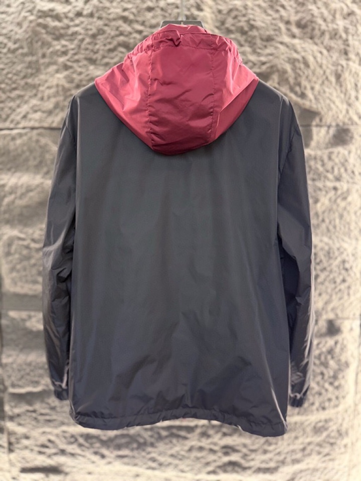 Prada 普拉达2025ss 秋冬新品男士可双面穿再生尼龙夹克，高奢内敛低调，轻松驾驭不挑人 裁剪精细