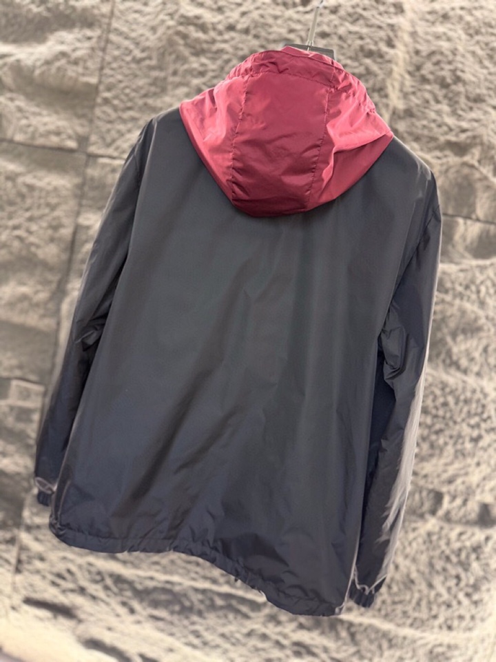 Prada 普拉达2025ss 秋冬新品男士可双面穿再生尼龙夹克，高奢内敛低调，轻松驾驭不挑人 裁剪精细