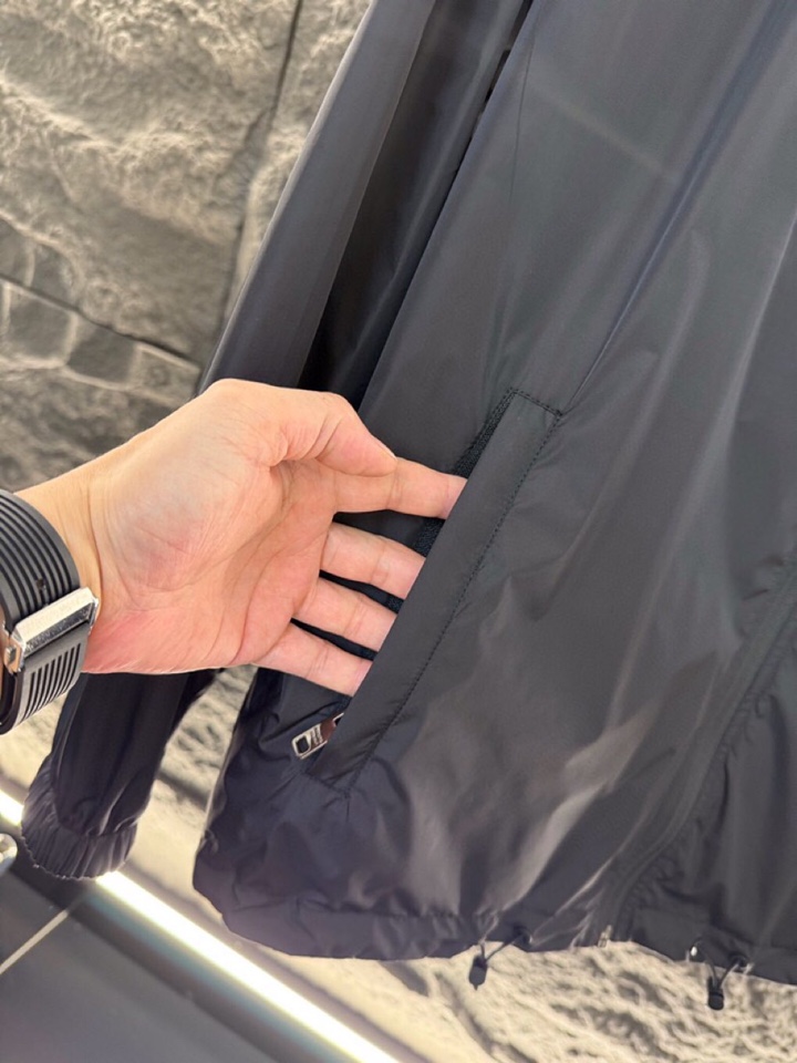 Prada 普拉达2025ss 秋冬新品男士可双面穿再生尼龙夹克，高奢内敛低调，轻松驾驭不挑人 裁剪精细