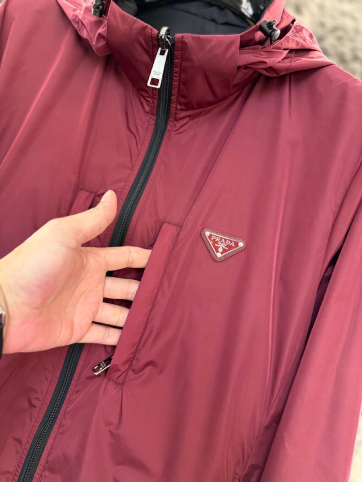 Prada 普拉达2025ss 秋冬新品男士可双面穿再生尼龙夹克，高奢内敛低调，轻松驾驭不挑人 裁剪精细