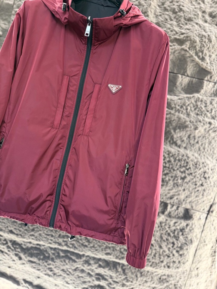 Prada 普拉达2025ss 秋冬新品男士可双面穿再生尼龙夹克，高奢内敛低调，轻松驾驭不挑人 裁剪精细