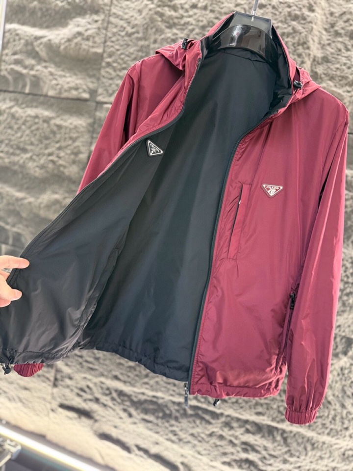Prada 普拉达2025ss 秋冬新品男士可双面穿再生尼龙夹克，高奢内敛低调，轻松驾驭不挑人 裁剪精细