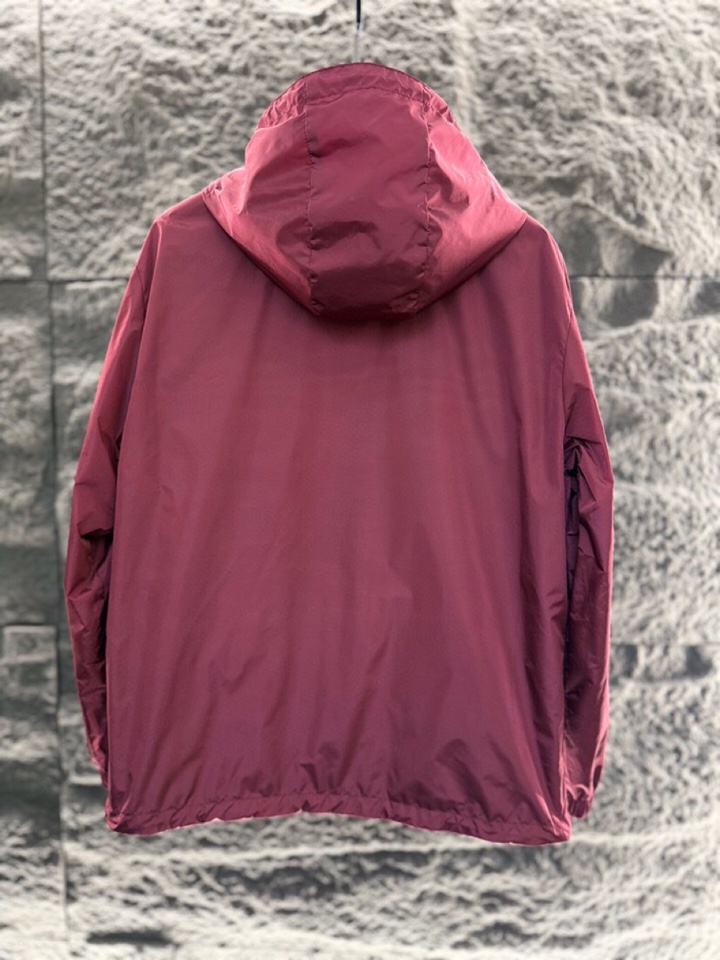 Prada 普拉达2025ss 秋冬新品男士可双面穿再生尼龙夹克，高奢内敛低调，轻松驾驭不挑人 裁剪精细