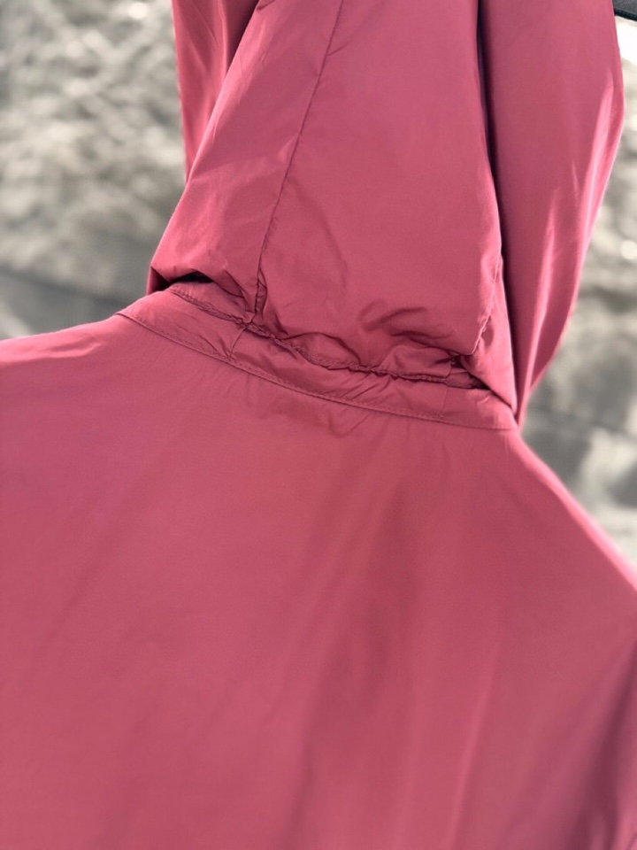 Prada 普拉达2025ss 秋冬新品男士可双面穿再生尼龙夹克，高奢内敛低调，轻松驾驭不挑人 裁剪精细