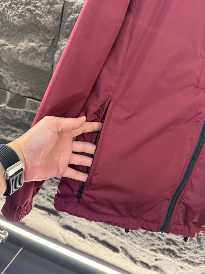 Prada 普拉达2025ss 秋冬新品男士可双面穿再生尼龙夹克，高奢内敛低调，轻松驾驭不挑人 裁剪精细