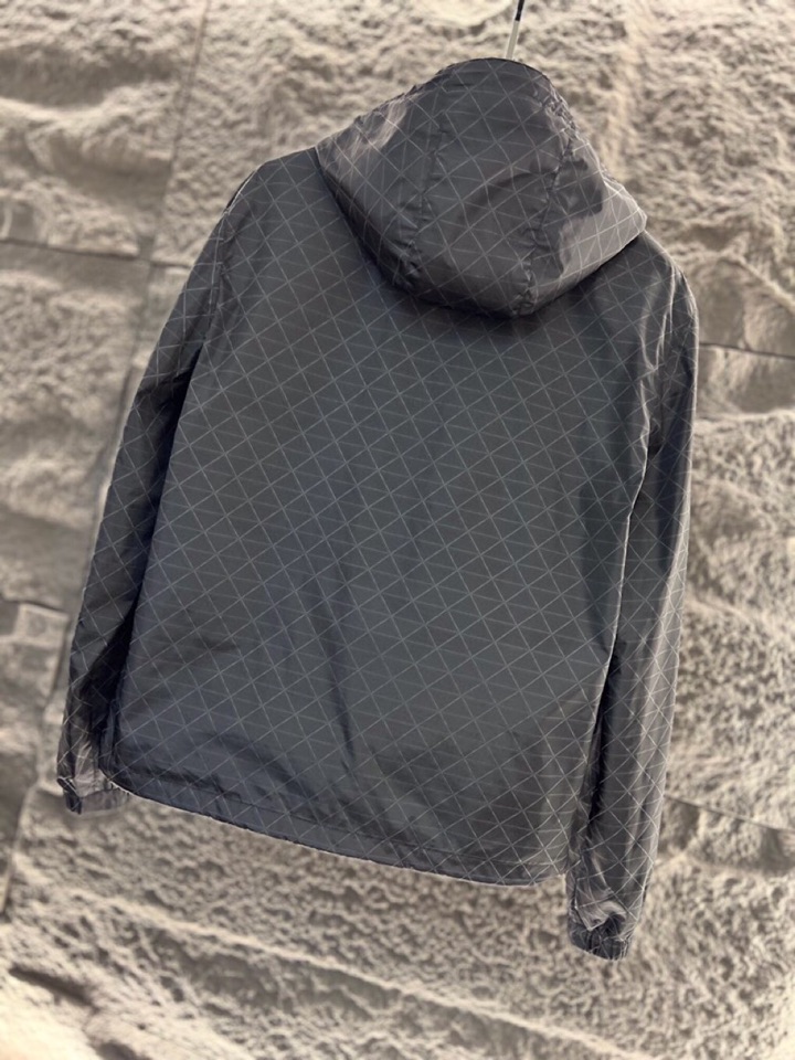 Prada 普拉达2025ss 秋冬新品连帽夹克外套 连帽三角印花设计，高奢内敛低调，轻松驾驭不挑人 裁