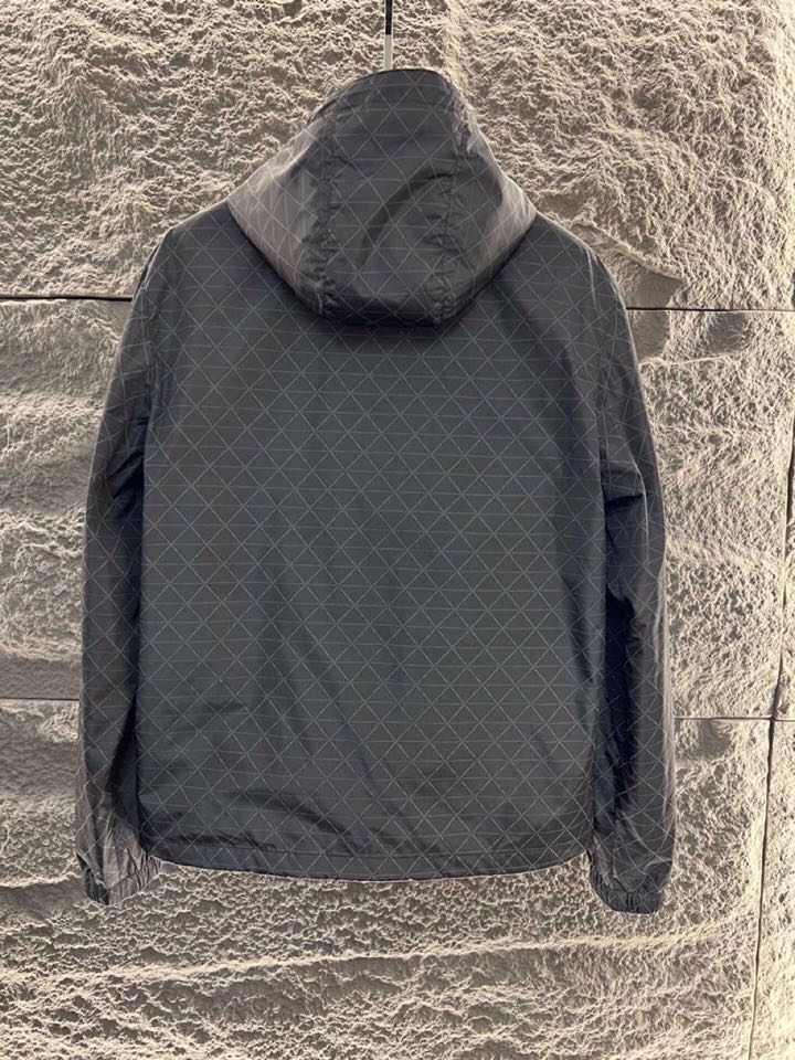 Prada 普拉达2025ss 秋冬新品连帽夹克外套 连帽三角印花设计，高奢内敛低调，轻松驾驭不挑人 裁