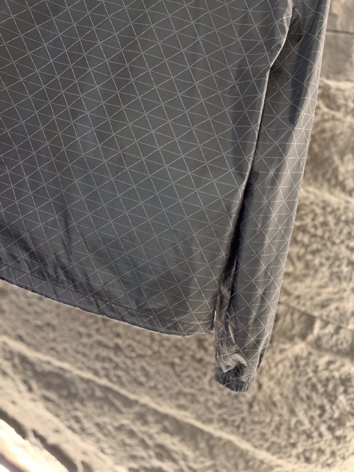 Prada 普拉达2025ss 秋冬新品连帽夹克外套 连帽三角印花设计，高奢内敛低调，轻松驾驭不挑人 裁