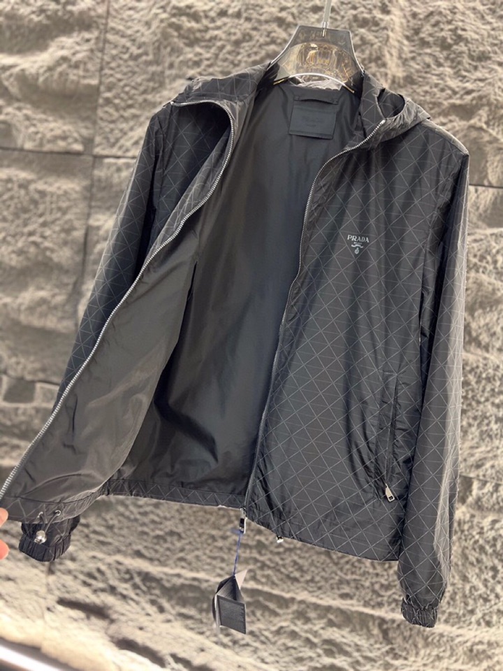 Prada 普拉达2025ss 秋冬新品连帽夹克外套 连帽三角印花设计，高奢内敛低调，轻松驾驭不挑人 裁