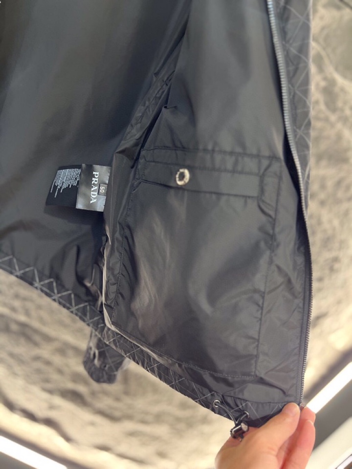 Prada 普拉达2025ss 秋冬新品连帽夹克外套 连帽三角印花设计，高奢内敛低调，轻松驾驭不挑人 裁