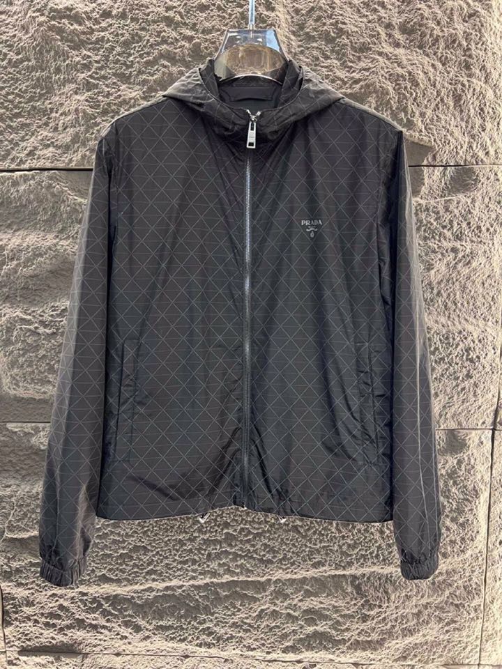 Prada 普拉达2025ss 秋冬新品连帽夹克外套 连帽三角印花设计，高奢内敛低调，轻松驾驭不挑人 裁