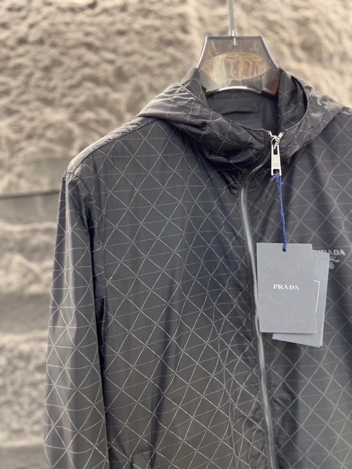 Prada 普拉达2025ss 秋冬新品连帽夹克外套 连帽三角印花设计，高奢内敛低调，轻松驾驭不挑人 裁