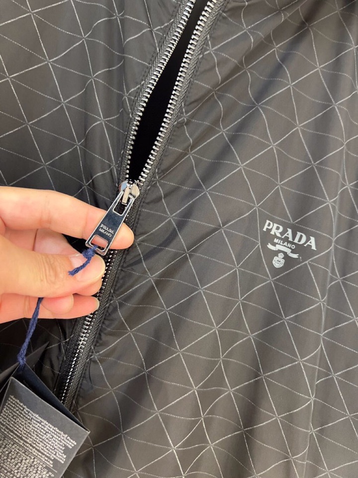 Prada 普拉达2025ss 秋冬新品连帽夹克外套 连帽三角印花设计，高奢内敛低调，轻松驾驭不挑人 裁