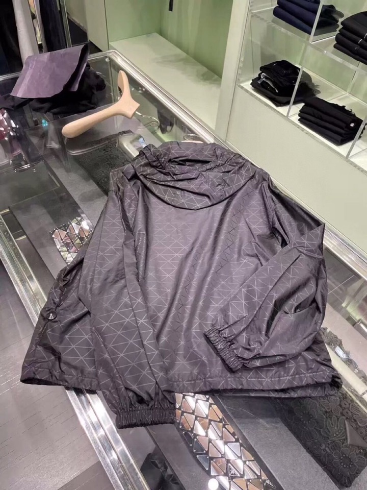 Prada 普拉达2025ss 秋冬新品连帽夹克外套 连帽三角印花设计，高奢内敛低调，轻松驾驭不挑人 裁