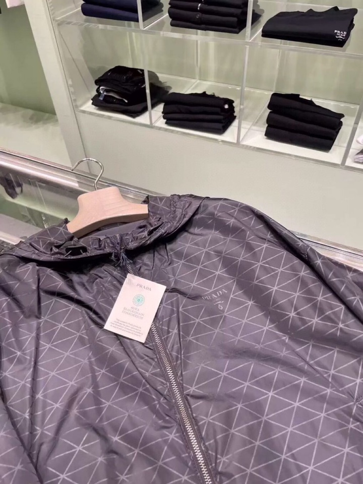 Prada 普拉达2025ss 秋冬新品连帽夹克外套 连帽三角印花设计，高奢内敛低调，轻松驾驭不挑人 裁