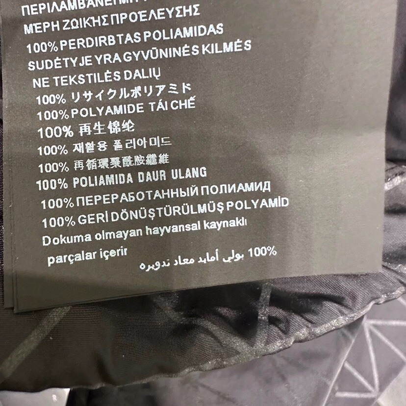 Prada 普拉达2025ss 秋冬新品连帽夹克外套 连帽三角印花设计，高奢内敛低调，轻松驾驭不挑人 裁