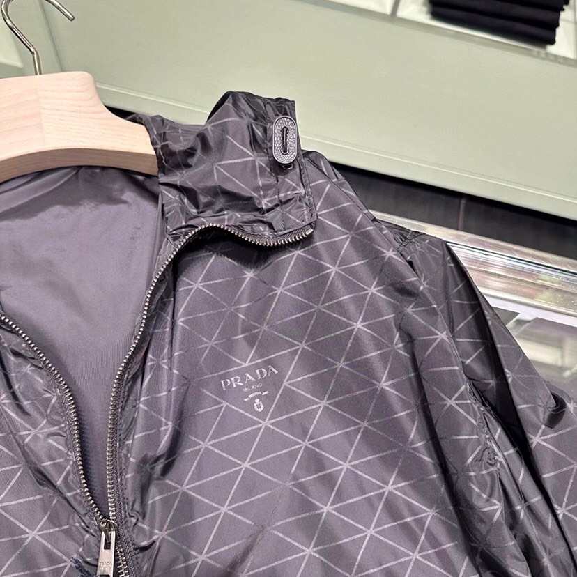 Prada 普拉达2025ss 秋冬新品连帽夹克外套 连帽三角印花设计，高奢内敛低调，轻松驾驭不挑人 裁
