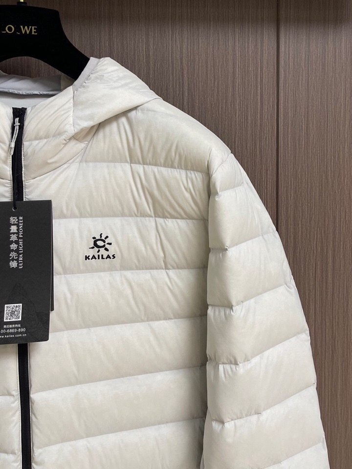 kailas 2025SS秋季新款连帽轻薄羽绒服，这是一款休闲的户外服，面料采用的是进口尼龙细格面料，舒